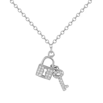 Detta vackra silverhalsband är ett unikt stycke som du inte kan missa. Med en elegant och sofistikerad design har detta halsband nyckel- och hänglåsmotiv, vilket gör det perfekt för dem som letar efter ett tillbehör med en touch av mystik och romantik.