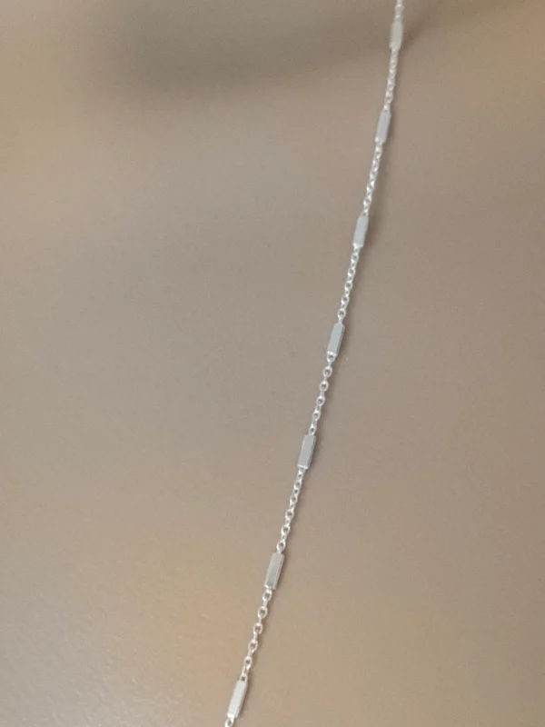 925/1000 silverkedjan har en elegant stavlänk. Fjäderringlås. Stämplad.