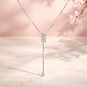 Silverhalsband med liten rund länkkedja med kedjehänge med vita zirkoner