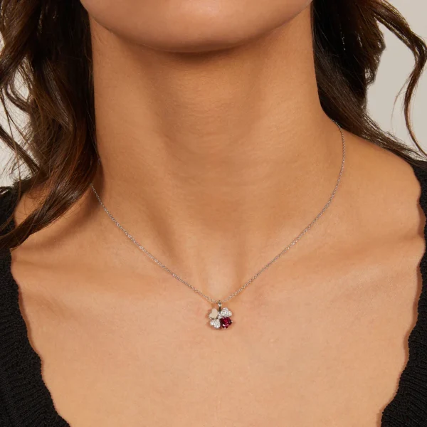 CLPQUBR_ZOOM Rhodium och vitt och rubin-zirkoner Fyrhjärtat Halsband